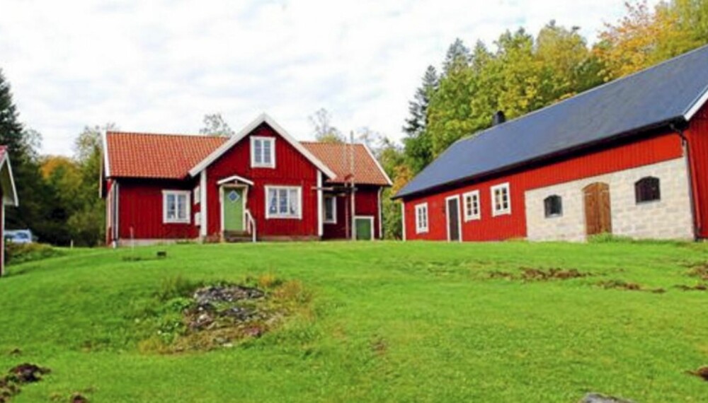 Asige-Hult i ved Falkenberg er et småbruk oppusset som fritidsbolig. Pris? 900.000 norske kroner.