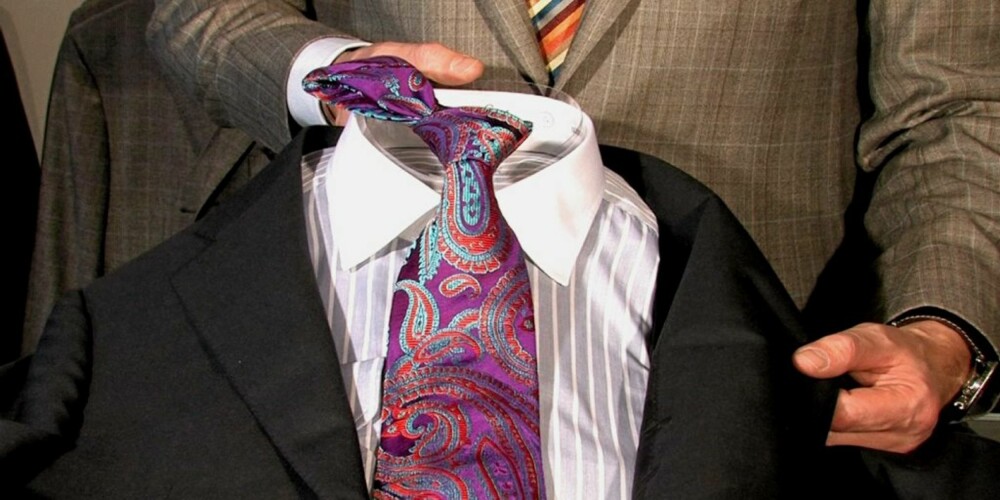 FEIL: Det fargerike og mønstete slipset kræsjer med den stripete skjorten.