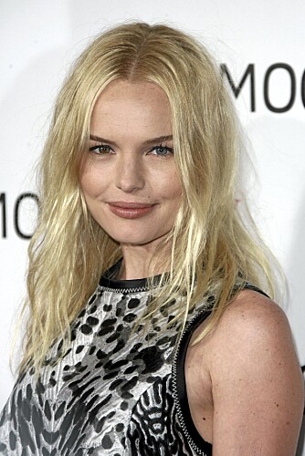 Kate Bosworth matcher sin lyse look med definerte øyne og leppestift med bruntone.
