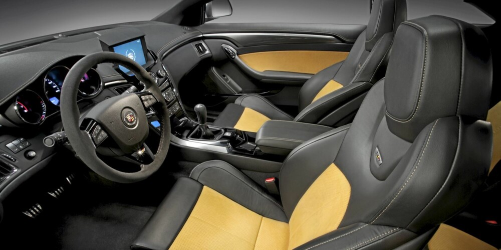SITTE HER? Cadillac begynner produksjonen av CTS-V Coupe sommeren 2010 - og kaller det på amerikansk vis en 2011-modell. SITTE HER? Cadillac begynner produksjonen av CTS-V Coupe sommeren 2010 - og kaller det på amerikansk vis en 2011-modell.