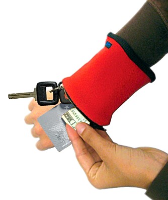 BANJEES: De praktiske armbåndene Banjees er fine å oppbevare kontanter, snøkler og andre småting i på ferie. BANJEES: De praktiske armbåndene Banjees er fine å oppbevare kontanter, snøkler og andre småting i på ferie.