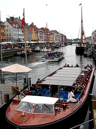 NYHAVN: Ta en langhelg i København og slapp av i Nyhavn i august. Da er det fortsatt varm og godt, men færre turister.