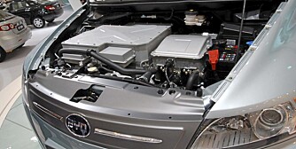 UNDER PANSERET: her er det kun elektronikk og batterier. I toppversjonen yter elmotoren foran 160 hk og hele 450 newton-meter. UNDER PANSERET: her er det kun elektronikk og batterier. I toppversjonen yter elmotoren foran 160 hk og hele 450 newton-meter.
