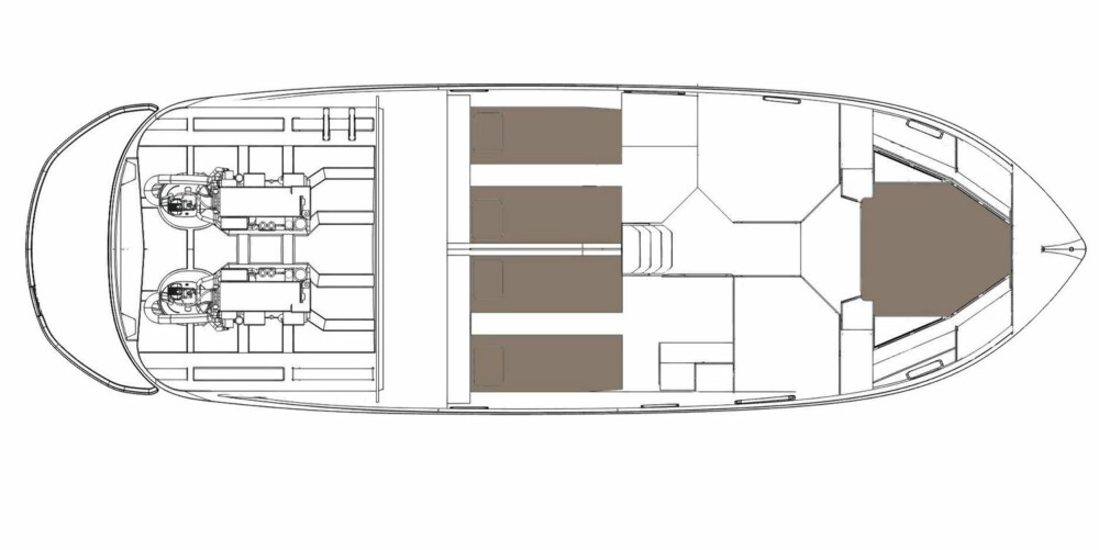 Båtene er like under dekk, med tre kabiner og to toalettrom.