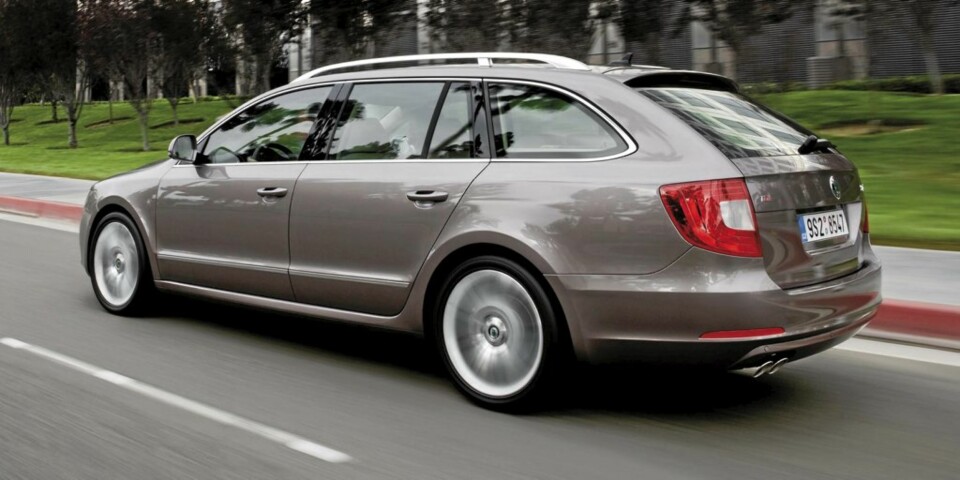 DESIGN 1: Superb stasjonsvogn er ikke som man kanskje skulle trodd en forvokst Octavia. Det virker mer som om Skoda fritt har hentet inspirasjon fra alle relevante konkurrenter fra E-klasse til Avensis - litt som Kia gjorde da de lanserte cee'd som et visuelt gjennomsnitt av Golf-klassen.
