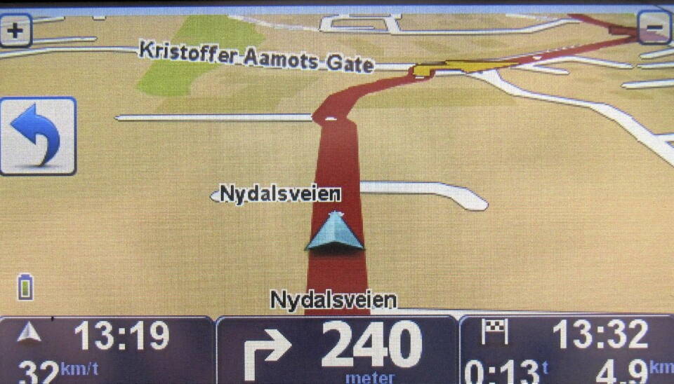 INFORMATIV: TomTom 750 har mye og nyttig informasjon i menylinjen i kartbildet.