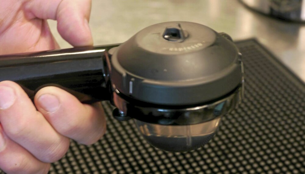 SYKKELPUMPE: Med handpresso må du pumpe trykket selv.