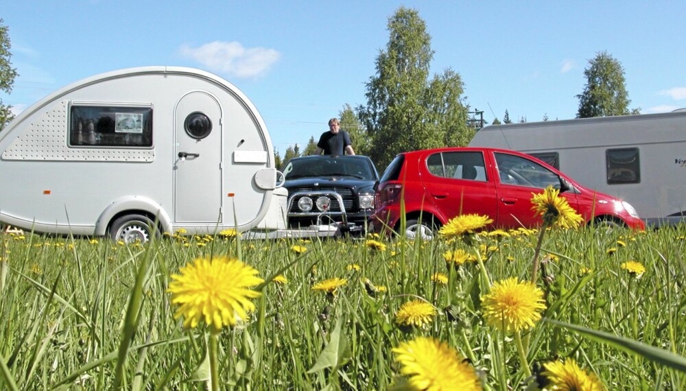 SJEKK FØRST: Langt fra alle biler kan trekke campingvogn bare fordi de har hengerfeste!