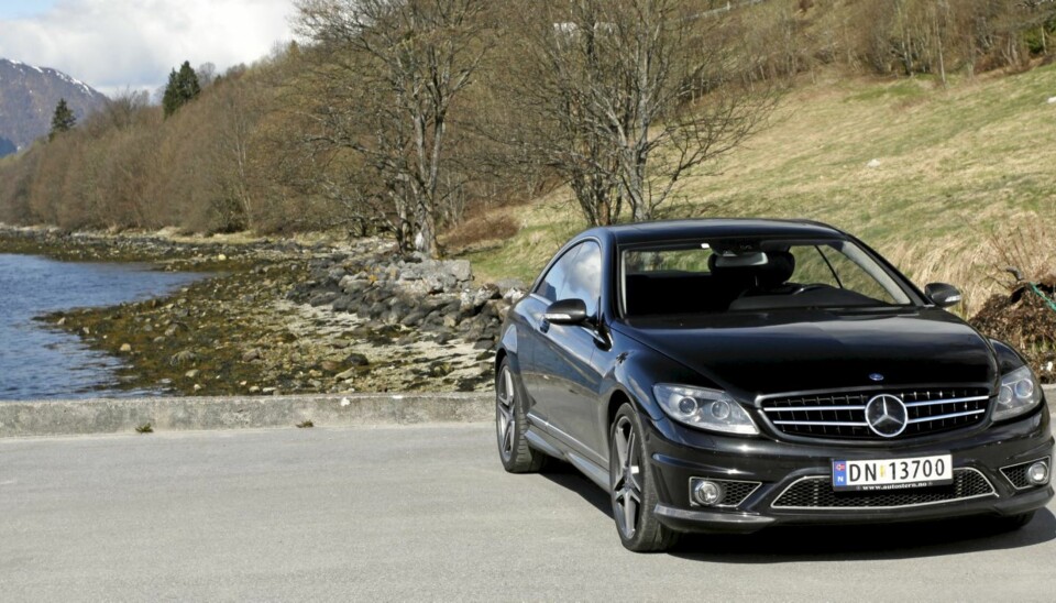 LITEN? TJA: Den gjør 0-100 på 4,4 sekunder, har AMG-emblem på bakluka og har en oppjustert toppfart til det Mercedes omtaler som ca. 330 km/t.