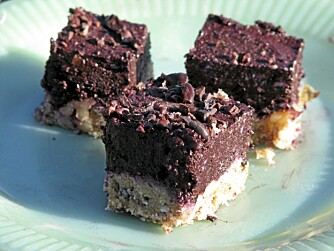 SUNN SJOKOLADE: Raw food-sjokoladekake med rå kakao og rå nøttebunn. Søt og god uten sukker
