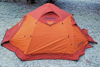 GOD SITTEHØYDE: Dette teltet har bra liggeplass til to og god sittehøyde i store deler av innerteltet.