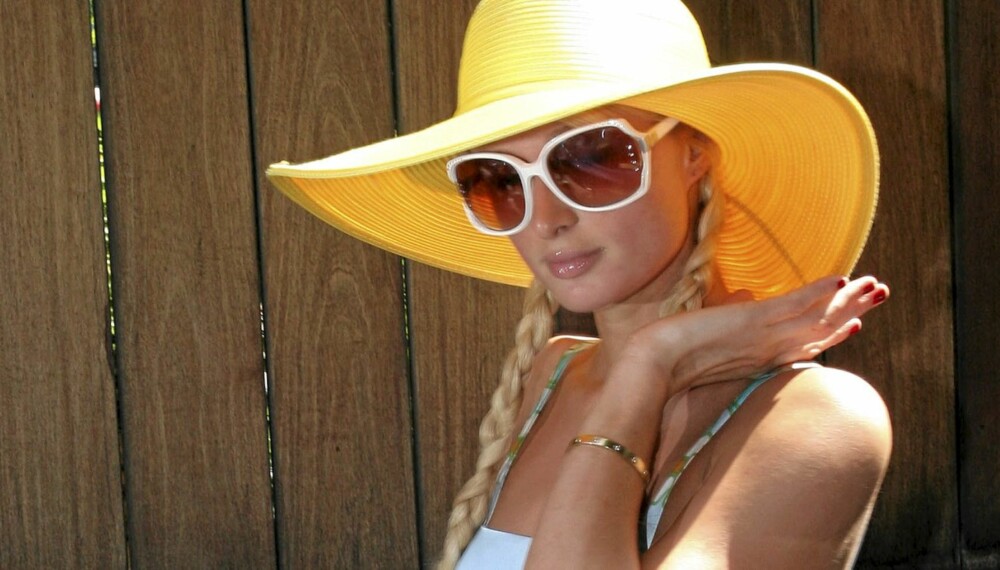 SKYGGE: Gjør som Paris Hilton, finn skygge under hatten.
