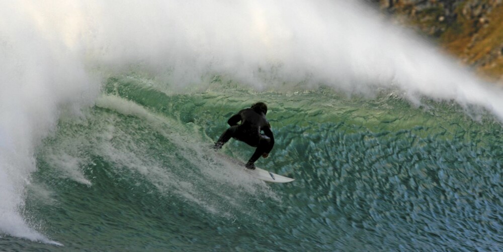 SURF HER: Lofoten har muligens verdens kaldeste pipeline. SURF HER: Lofoten har muligens verdens kaldeste pipeline.