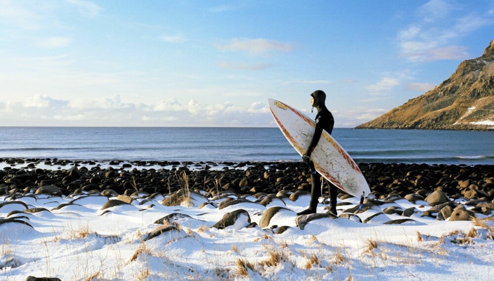 SURFING: Lofotens strender innbyr til heftig bølgesurf - men regn ikke med 20 grader i vannet!