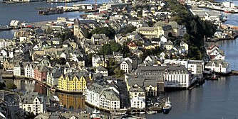 PRAKTBY: Ålesund, en av Norges vakreste byer, kan være base for en sommerferie full av aktiviteter og spenning.