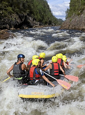 HEFTIG: Rafting i Hardanger er ikke for pyser.