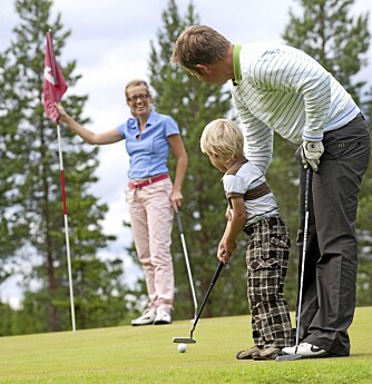 PUTT, SANN: Golf kan være en fin familieaktivitet.
