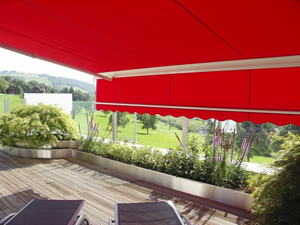 TERRASSEMARKISER: Markiser leveres i flere varianter. Dette er terrassemarkiser som også kan gjøre nytten som tak over terrassen når det regner. TERRASSEMARKISER: Markiser leveres i flere varianter. Dette er terrassemarkiser som også kan gjøre nytten som tak over terrassen når det regner.
