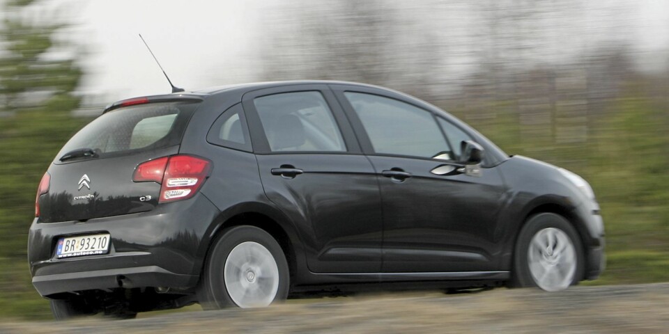 KOMFORTABEL: Citroën C3 takler dårlig, norsk vei på en svært god måte.