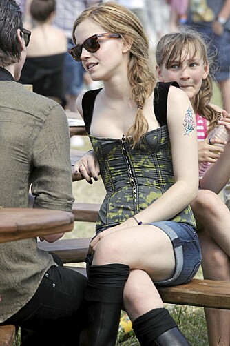 KUL PÅ FESTIVAL: Emma Watson kledd i denimshorts og støvler på Glastonbury-festivalen i England.