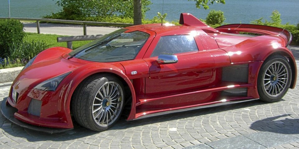 GUMPERT APOLLO: 1100 kilo er ikke mye når det kommer til moderne biler. Til sammenligning veier en Volkswagen Passat omtrent 1,5 tonn. Hvis du kombinerer lett vekt med mye krefter får du fort en superbil. Tyske Gumper Apollo har gjort nettopp det, og dyttet en 4,2-liters Audi-motor ned i den lille bilen. Det gjør at den sprinter til 100 på 3 sekunder, og til 200 på 8,9. Det er med 650 hester bak ryggen til sjåføren - og det er en ny versjon med 800 hestekrefter på vei...