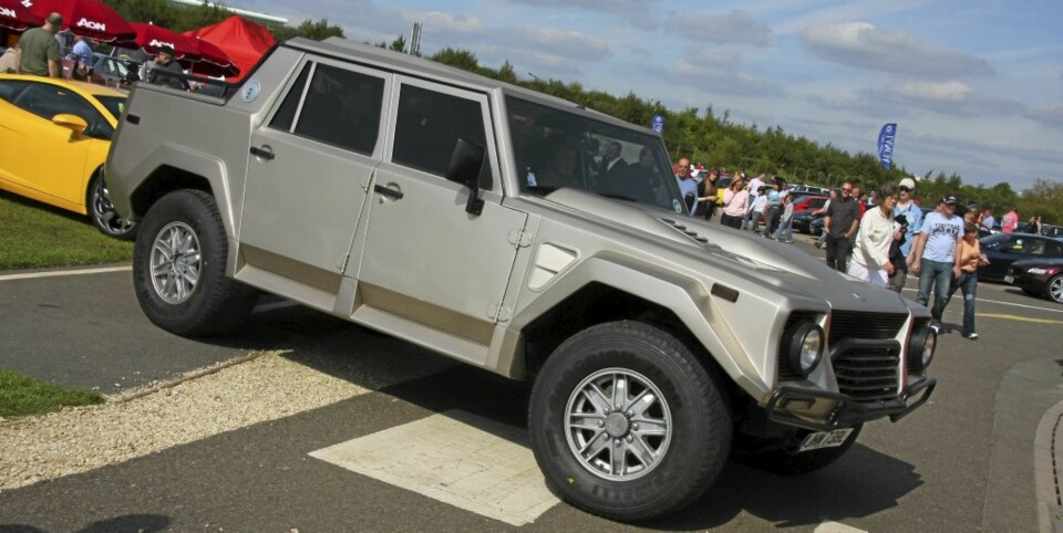 LAMBORGHINI LM002: Rambo-Lambo har denne bilen blitt kalt, og det med rette. Noen vil kanskje påpeke at den er mistenkelig lik en Hummer, men den var faktisk på markedet flere år før den sivile utgaven av det amerikanske militærets favorittkjøretøy. Det er vel ikke så veldig mange som vil kalle dette en pen bil, men macho er den definitivt.