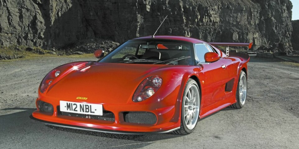NOBLE M12: Også her er det engelskmenn som står bak. Bilen har et glassfiberkarosseri utenpå stålrammen, noe som gjør den både lett og stiv. Det finnes flere forskjellige varianter av denne bilen, med motorer fra 2,5 til 3,5 liters volum - og fra 310 til 550 hestekrefter.