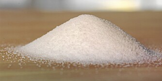 SUKKER: Hver nordmann får i snitt i seg 33 kilo sukker i året.