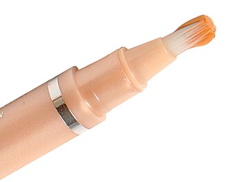 TUSJCONCEALER: En concealer er det magiske produktet som tryller bort mørke ringer under øyne, kviser, arr og pigmentflekker. Det er bare å tusje på! TUSJCONCEALER: En concealer er det magiske produktet som tryller bort mørke ringer under øyne, kviser, arr og pigmentflekker. Det er bare å tusje på!