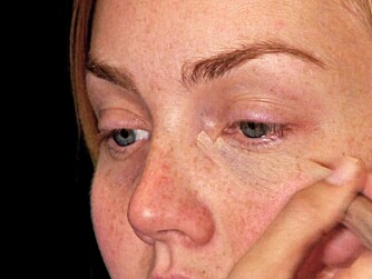 TUSJ PÅ: Det er lett å legge tusjconcealer. Bare tusj rett på huden og jevn ut fargen med fingrene. Voilá! TUSJ PÅ: Det er lett å legge tusjconcealer. Bare tusj rett på huden og jevn ut fargen med fingrene. Voilá!
