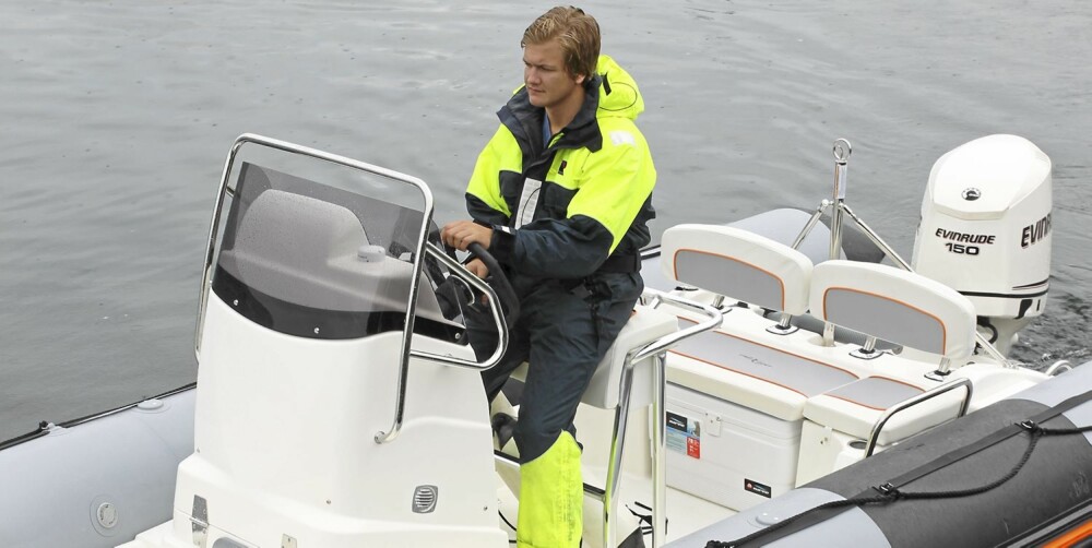 IKKE BRA NOK: Benken man står mot gir ikke god nok sidestøtte og man må holde seg godt fast. IKKE BRA NOK: Benken man står mot gir ikke god nok sidestøtte og man må holde seg godt fast.