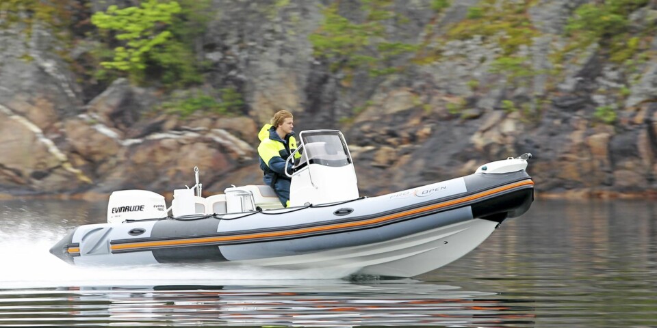 HØY FART: Den 150 hester sterke totakteren fra Evinrude gir 650 gode ytelser.