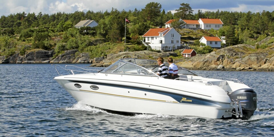 2010-modellen av Yamarin 76 DC kjennetegnes av hvit skrogside.