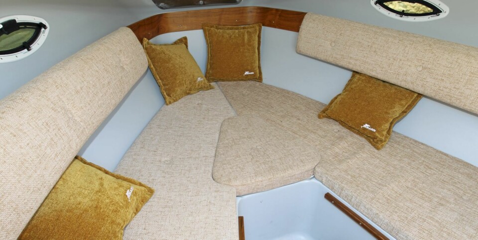 Under dekk har Yamarin 76 DC bra plass og tradisjonell V-sofa.