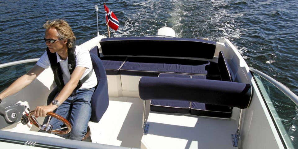 GODT MED PLASS: Aktersofaen kan enkelt gjøres om til en L-sofa. Båten er godkjent for 6 personer og det er plass til alle.