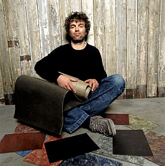BIG GURU. Hollandske Piet Hein Eek mediterer her over den nye linoleumskolleksjonen "Dutch Design" fra Forbo. BIG GURU. Hollandske Piet Hein Eek mediterer her over den nye linoleumskolleksjonen "Dutch Design" fra Forbo.