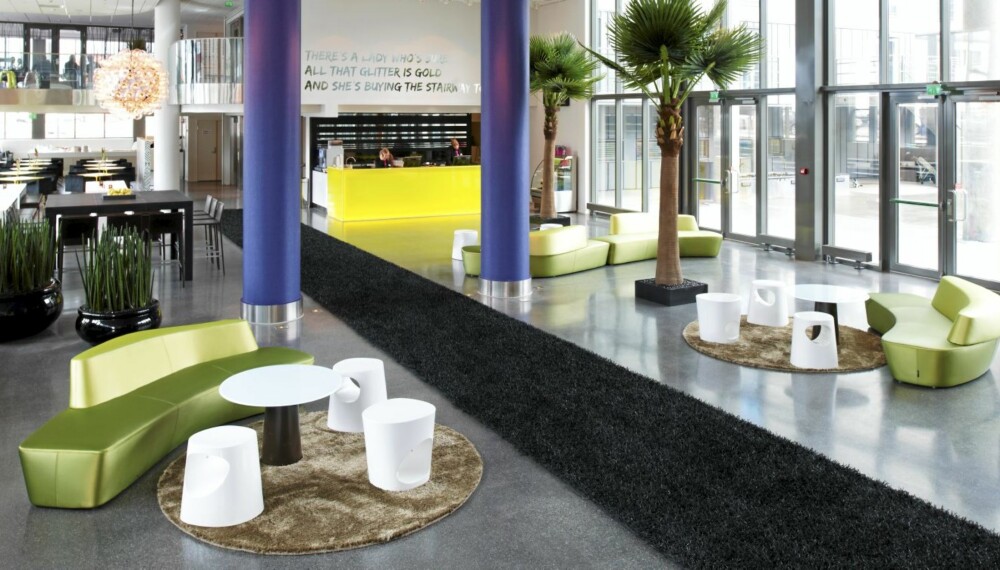 RÅ RESEPSJON. Med den tunge betongen som base frisket interiørarkitektene HAEG HOLM opp resten av miljøet i Union Brygge Hotell i Drammen.