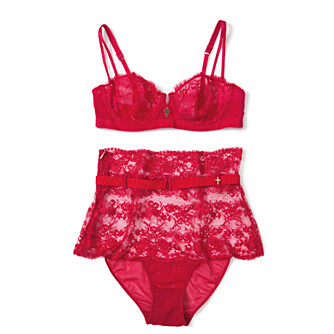 STORT OG SEXY: Lekkert undertøyssett med maxitruse fra Elle Macpherson Intimates. STORT OG SEXY: Lekkert undertøyssett med maxitruse fra Elle Macpherson Intimates.