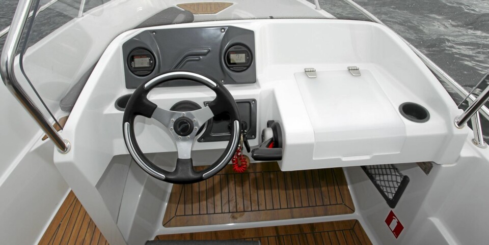 Finnmaster 55 SC har en solid og fornuftig konsolløsning.