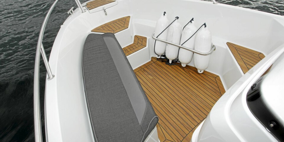 I baugen på Finnmaster 55 SC er det fine trinn for ut/innstigning og en solid fenderholder.