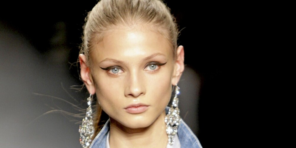 EYELINER: Få lekre festøyne ved å legge en kraftig eyeliner som sett på visningen til Isabel Marant. EYELINER: Få lekre festøyne ved å legge en kraftig eyeliner som sett på visningen til Isabel Marant.