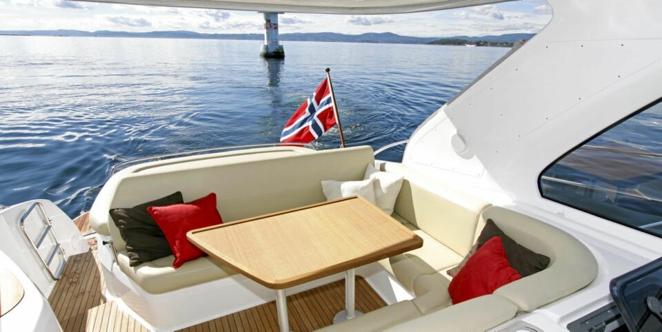 PLASS NOK: Solsengen og sofaen sørger for at det blir plass til alle de 12 personene båten er godkjent for.