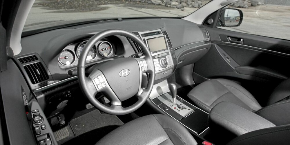 OVERSIKTLIG: Førermiljøet i Hyundai iX55 oser ikke av at bilen koster 900 000 kr. Men det er rommelig, oversiktlig og med fin ergonomi. OVERSIKTLIG: Førermiljøet i Hyundai iX55 oser ikke av at bilen koster 900 000 kr. Men det er rommelig, oversiktlig og med fin ergonomi.
