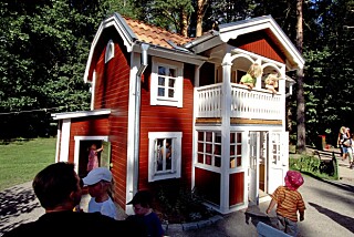 PÅ BESØK: Barna kan dra på besøk til Madikkens hjem i Junibakken. Foto: Astrid Lindgrens Värld