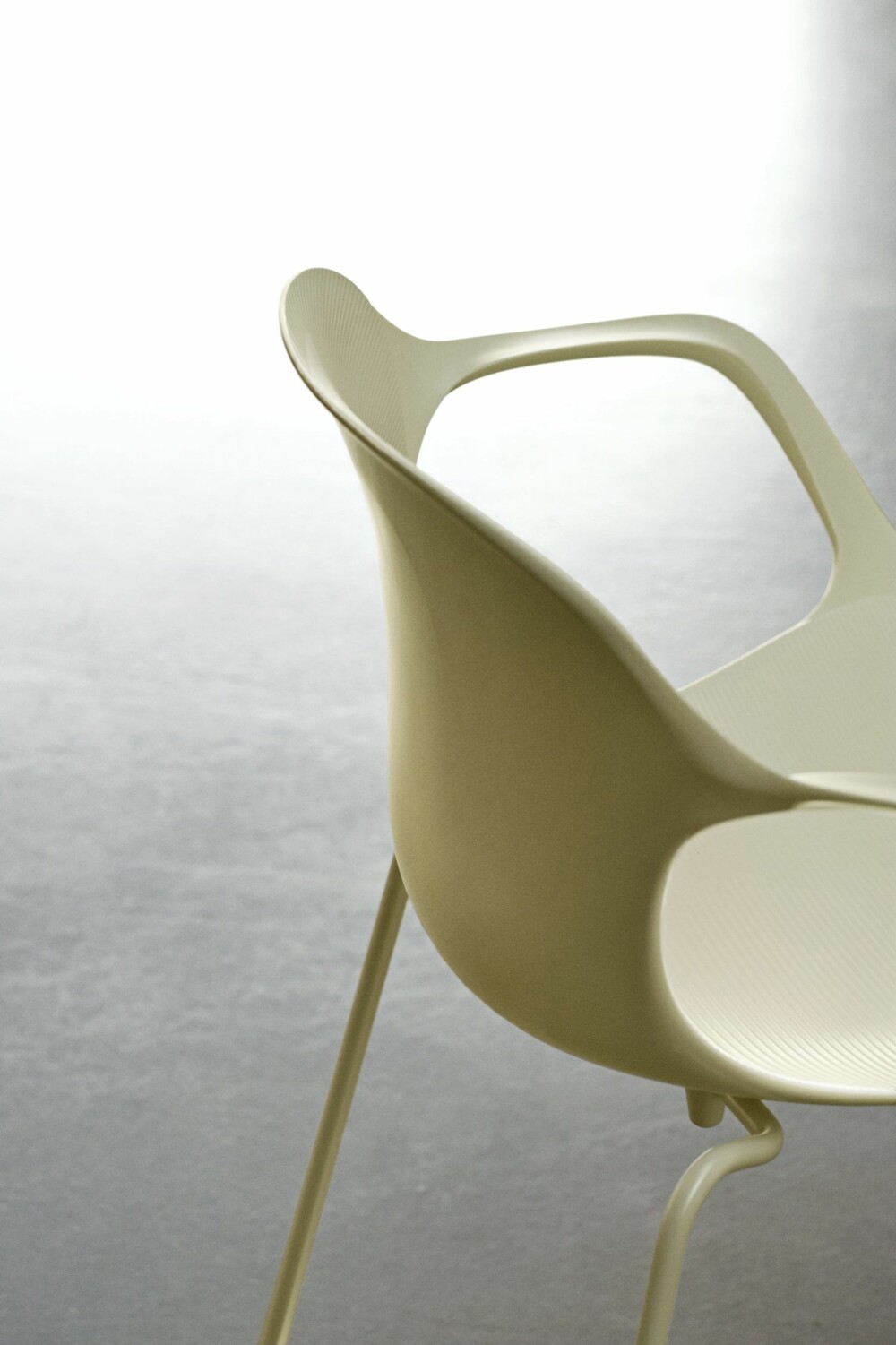 RAFFINERTE RILLER: Plaststolen NAP fra Fritz Hansen er designet av Kasper Salto. Overflaten er preget av små riller, som gir et spennende grafisk uttrykk, bedre ventilasjon og økt friksjon.