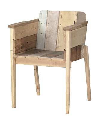 RESTEFEST: Nederlandske Piet Hein Eek er en av de fremste eksponentene for gjenbruksstilen, her representert ved en stol av plankerester, pietheineek, nl.