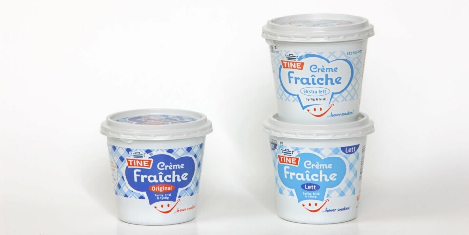 SYRLIG OG VARMT: Fordelen med Crème fraîche er at den tåler oppvarming uten å skille seg. Vil du spare fett, bør du bytte ut originalvarianten til høyre med Crème fraîche lett eller Crème fraîche ekstra lett, som har 18 og 10 prosent fett.