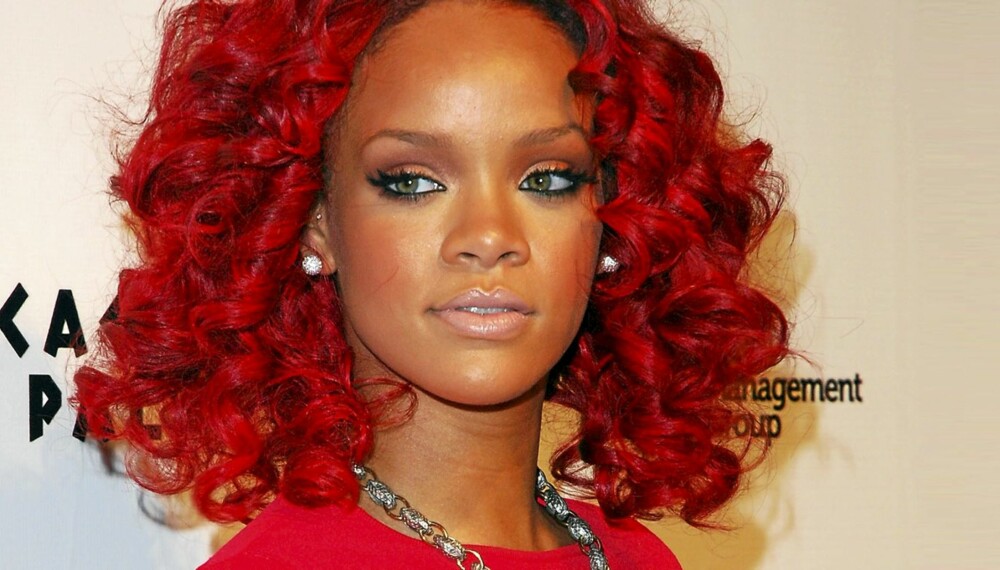 SESONGENS IT-FARGE: Rihanna tar trenden på alvor, og går for rødt både på hår og klær.