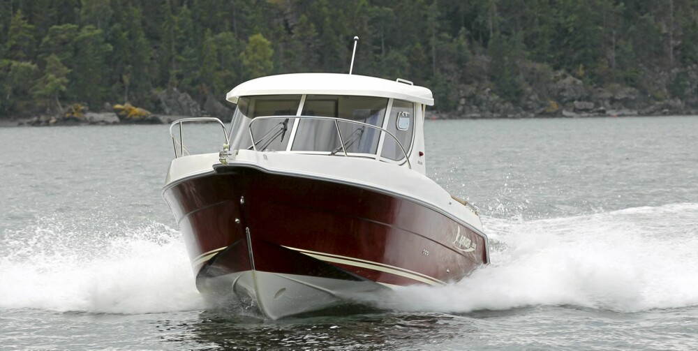 STABIL I SJØEN: 230 Deluxe har trygge sjøegenskaper. Mye takket være innenbordsmotoren takler den vektforflytning i båten godt. STABIL I SJØEN: 230 Deluxe har trygge sjøegenskaper. Mye takket være innenbordsmotoren takler den vektforflytning i båten godt.