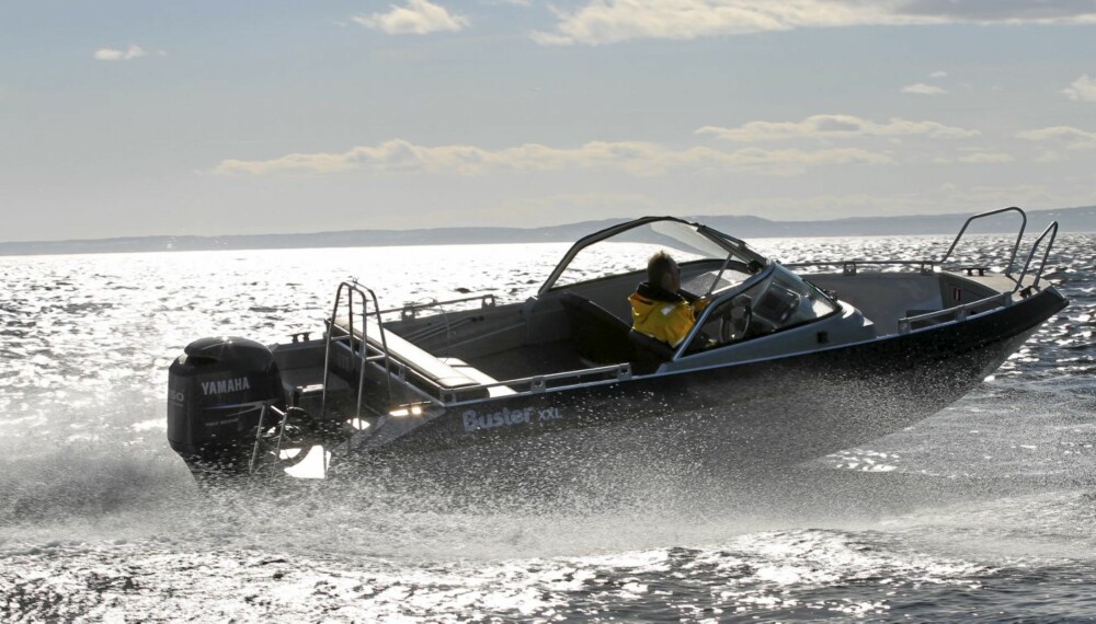 KJØREGLAD: Buster XXL er en båt som også trives under mer utfordrende forhold.